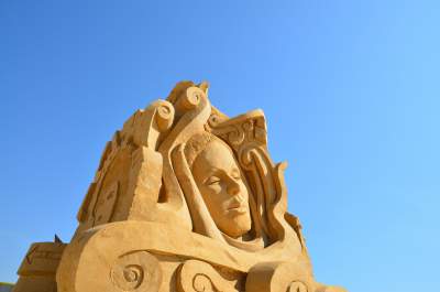 https://pixabay.com/en/sculpture-sand-bust-statue-design-186733/